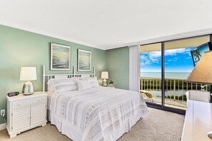 Condo, 1 cama King e sofá-cama (Beachfront condo with pool, gym and t) | 2 quartos