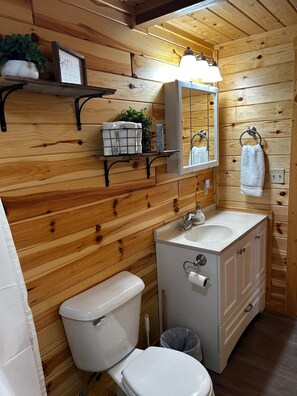 Shower, towels, soap, shampoo - The House on 219 (Conrad)