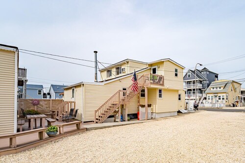 Cozy Coastal Hideout w/ Free Parking, Beach Badges, BBQ and Outdoor Shower