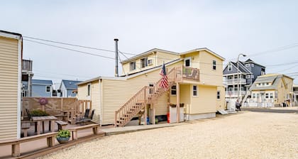 Cozy Coastal Hideout w/ Free Parking, Beach Badges, BBQ and Outdoor Shower