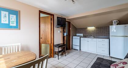 Cozy Coastal Hideout w/ Free Parking, Beach Badges, BBQ and Outdoor Shower