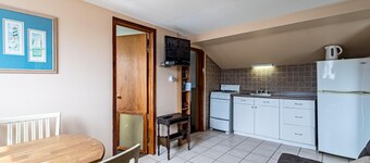 Cozy Coastal Hideout w/ Free Parking, Beach Badges, BBQ and Outdoor Shower