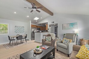 Smart TV, stereo - Near Old Town and Scottsdale Fashion Square, 2 bedrooms, 2 baths, sleeps up to 4 (Scottsdale)