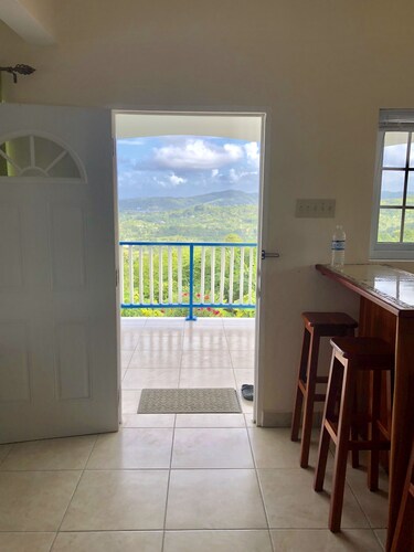 Hilltop Studio with ocean views, free daily breakfast and airport pickup.