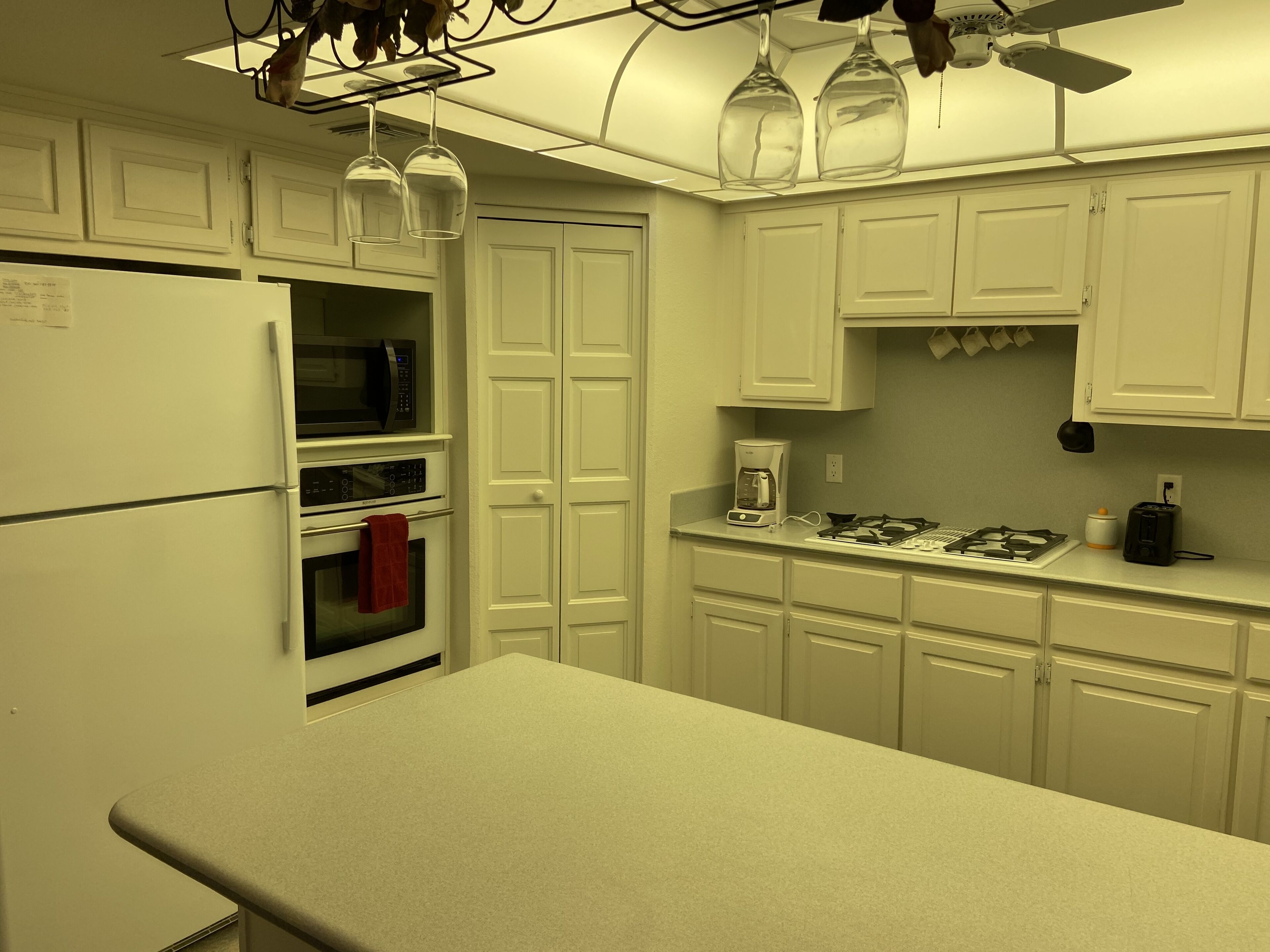 Jääkaappi, mikroaaltouuni, uuni, liesi