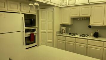 ثلاجة، ميكروويف، فرن، موقد طهي مسطح