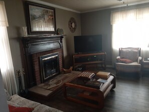 Smart TV, fireplace, DVD player, books - Quiet comfort with modern amenities (Elizabethton)