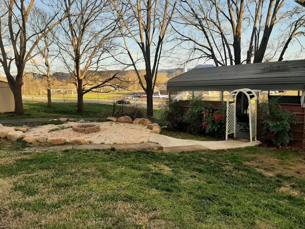 Property grounds - Quiet comfort with modern amenities (Elizabethton)