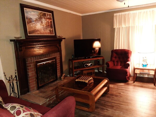 Téléviseur connecté, foyer, lecteur de DVD, livres