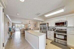 Jääkaappi, mikroaaltouuni, uuni, liesi