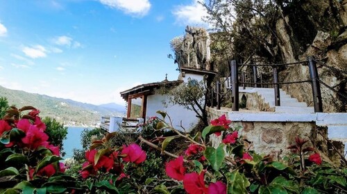 La Bellísima Suite de la Tribulacion ~ Amazing Views Of The Lake!  