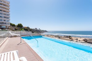 Una piscina al aire libre de temporada
