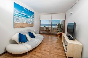 Appartement | Coin séjour | TV connectée de 34 pouces avec chaînes par câble, télévision