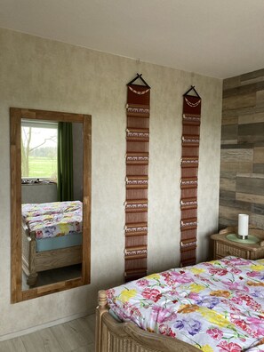 3 habitaciones, tabla de planchar con plancha y cuna de viaje 