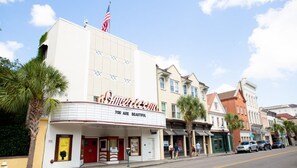 Ein Theater mit einer Filmkulisse, auf der 'America' steht, und einem Schild mit der Aufschrift 'Du bist wunderschön'.