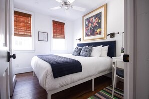 2 chambres, bureau, fer et planche à repasser, lit de bébé portatif