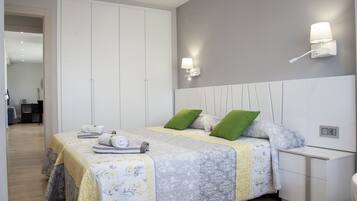 2 Schlafzimmer, Schreibtisch, Bügeleisen/Bügelbrett, Reisekinderbett