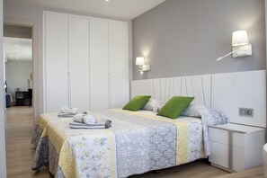2 Schlafzimmer, Schreibtisch, Bügeleisen/Bügelbrett, Reisekinderbett