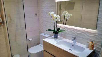 Dusche, Haartrockner, Handtücher, Seife