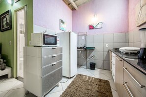 Fridge, microwave, oven, stovetop - Galpão Elegante, Mar, Cooktop, Fundo de Quintal, Casa da Árvore (Armação dos Búzios)