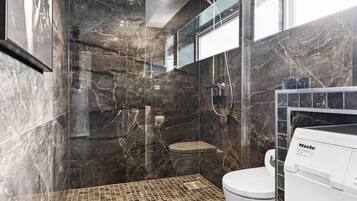 Cottage | Bathroom | Shower, hair dryer, towels, soap