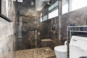 平房 | 浴室 | 淋浴設備、風筒、提供毛巾、番梘