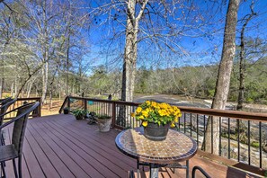 Outdoor dining - Cozy Creekside Cabin w/ Grill: Fish & Explore! (Thomaston)