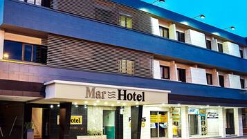 Vista frontal de la propiedad