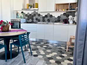 Een koelkast, een oven, een kookplaat, een vaatwasser