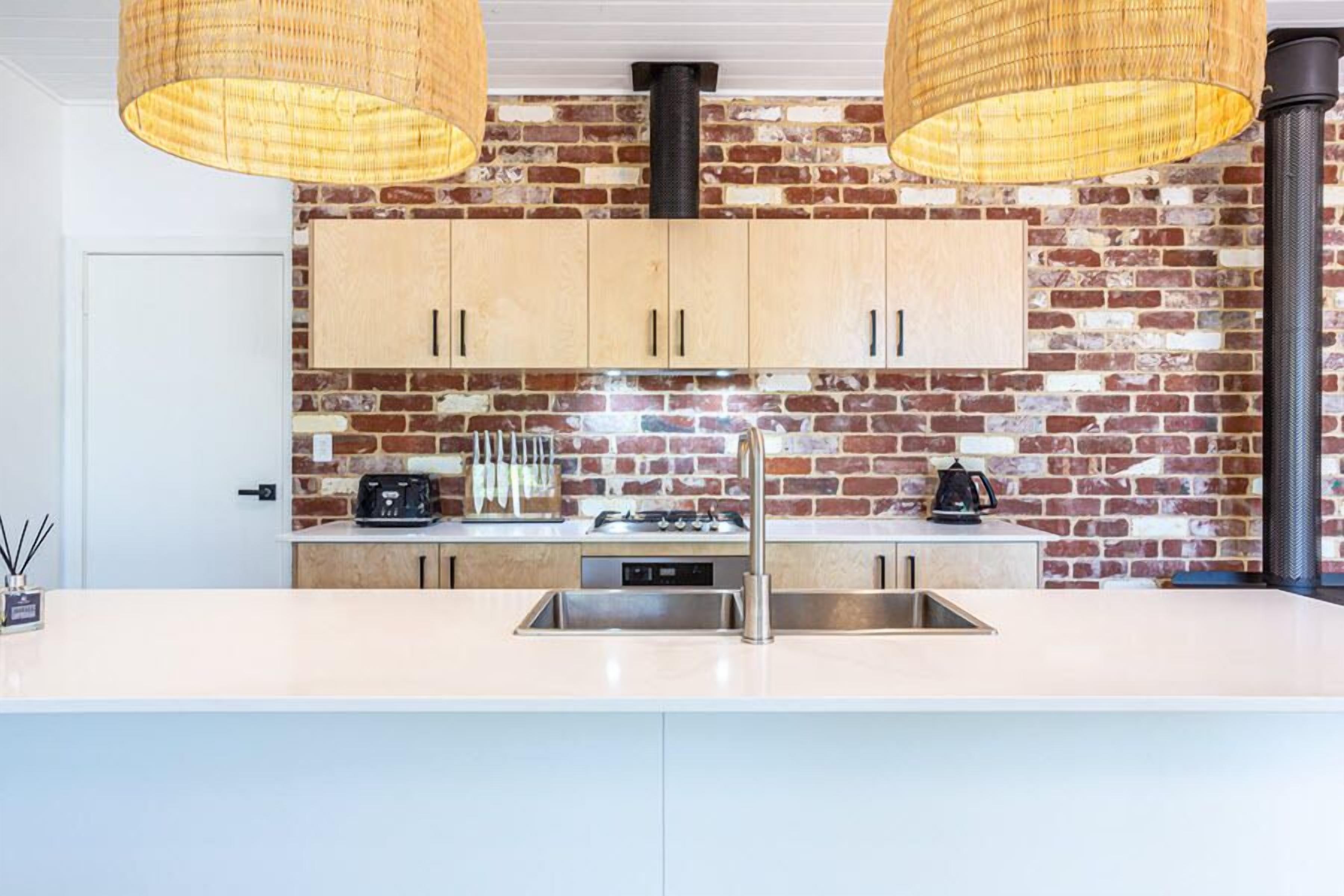 Microwave, oven, dishwasher, coffee/tea maker