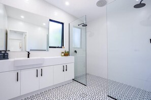 Shower - Rambles Landing - close to Margaret River surf break - wood fire & gorgeous! (Margaret River)