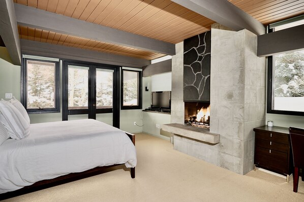 4 bedrooms, desk, iron/ironing board, free WiFi