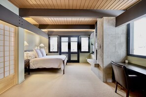 4 bedrooms, desk, iron/ironing board, free WiFi