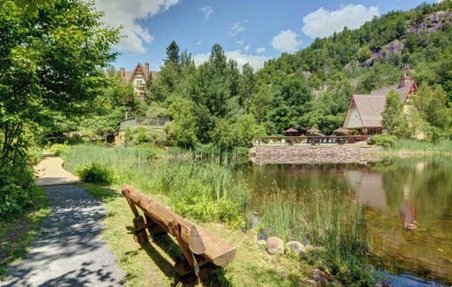 TRUE ski in/out - large heated pool in summer!