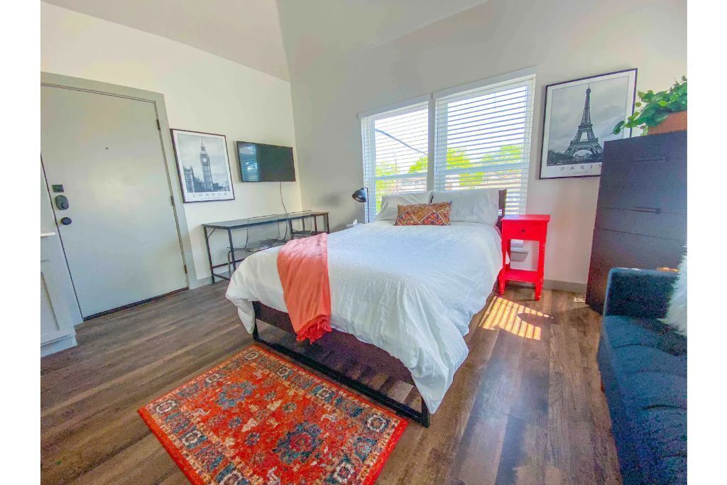 NEW Contemporary Studio in Lower Greenville
