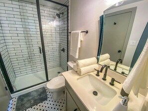 Shower, towels - Contemporary Studio in Lower Greenville Dallas - Pet-Friendly, W/D, Parking (Dallas)