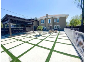 Property grounds - Contemporary Studio in Lower Greenville Dallas - Pet-Friendly, W/D, Parking (Dallas)