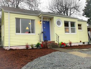 Exterior detail - Direct Ferry to DT Seattle/World Cup.Pet-Friendly (Bremerton)