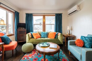 Smart TV, table football, books, stereo - Direct Ferry to DT Seattle/World Cup.Pet-Friendly (Bremerton)