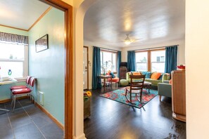 Een smart-tv, tafelvoetbal, boeken en een stereo