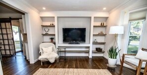 Smart TV, chimenea, oficina y impresora