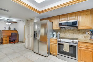 Fridge, microwave, stovetop, dishwasher