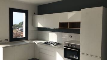 Frigorifero, forno, piano cottura, lavastoviglie