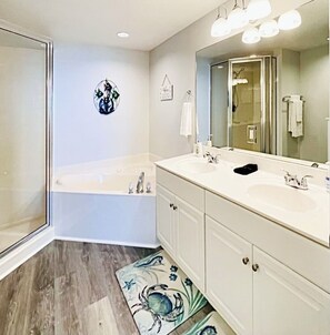 Combined shower/bathtub, jetted bath, hair dryer, towels - Wake up to this view! Beachfront @ Majestic Beach-Beachfront Master & Balcony! (Panama City Beach)