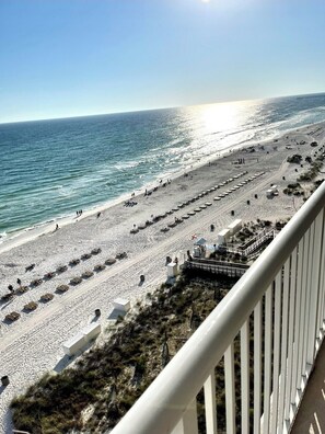 En la playa y camastros 