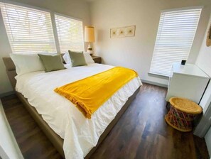 6 bedrooms, desk, WiFi, bed sheets