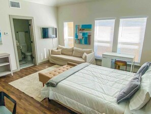 6 bedrooms, desk, WiFi, bed sheets