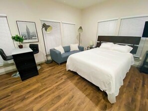 6 bedrooms, desk, WiFi, bed sheets