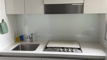 雪櫃、微波爐、焗爐、爐具