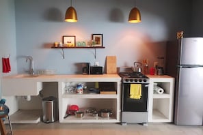 Fridge, oven, stovetop, coffee/tea maker